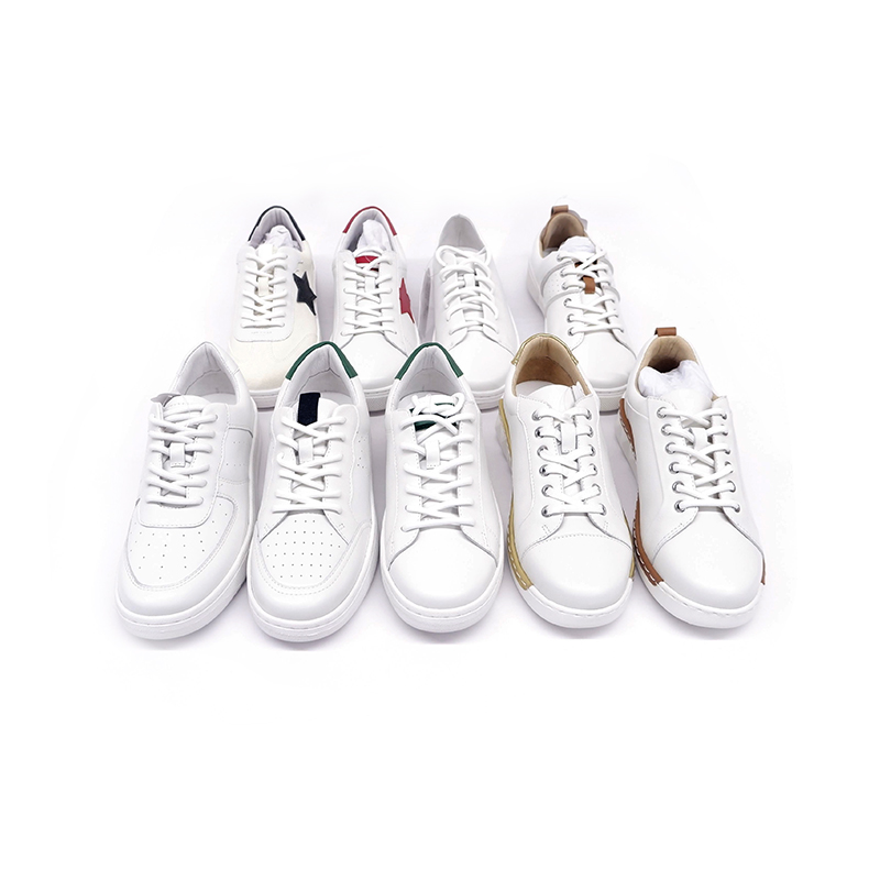 Sepatu putih kecil yang trendi
